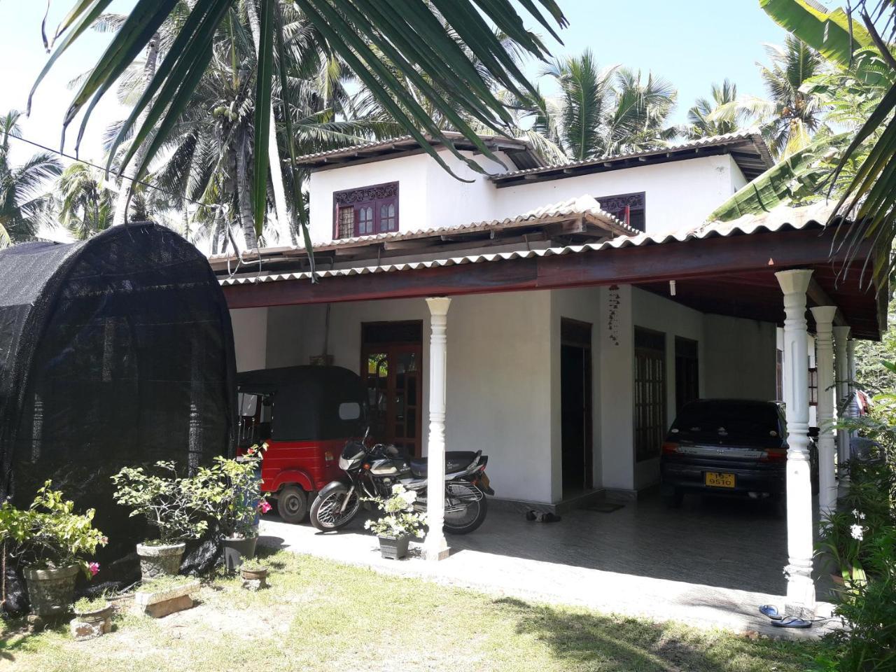 Southern Beach Surf Lodge Ahangama Exterior foto
