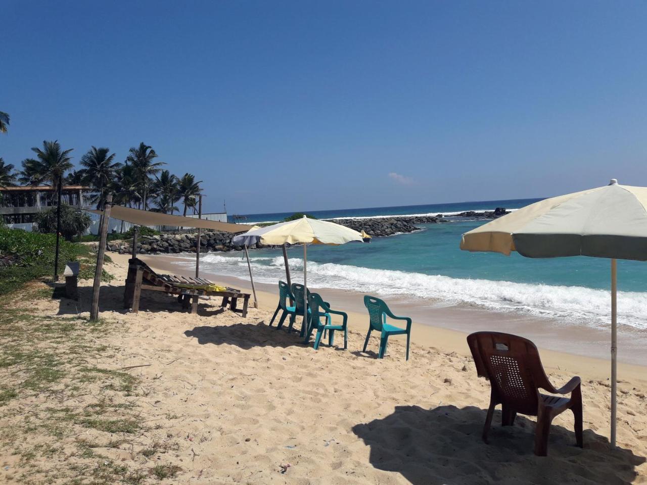 Southern Beach Surf Lodge Ahangama Exterior foto